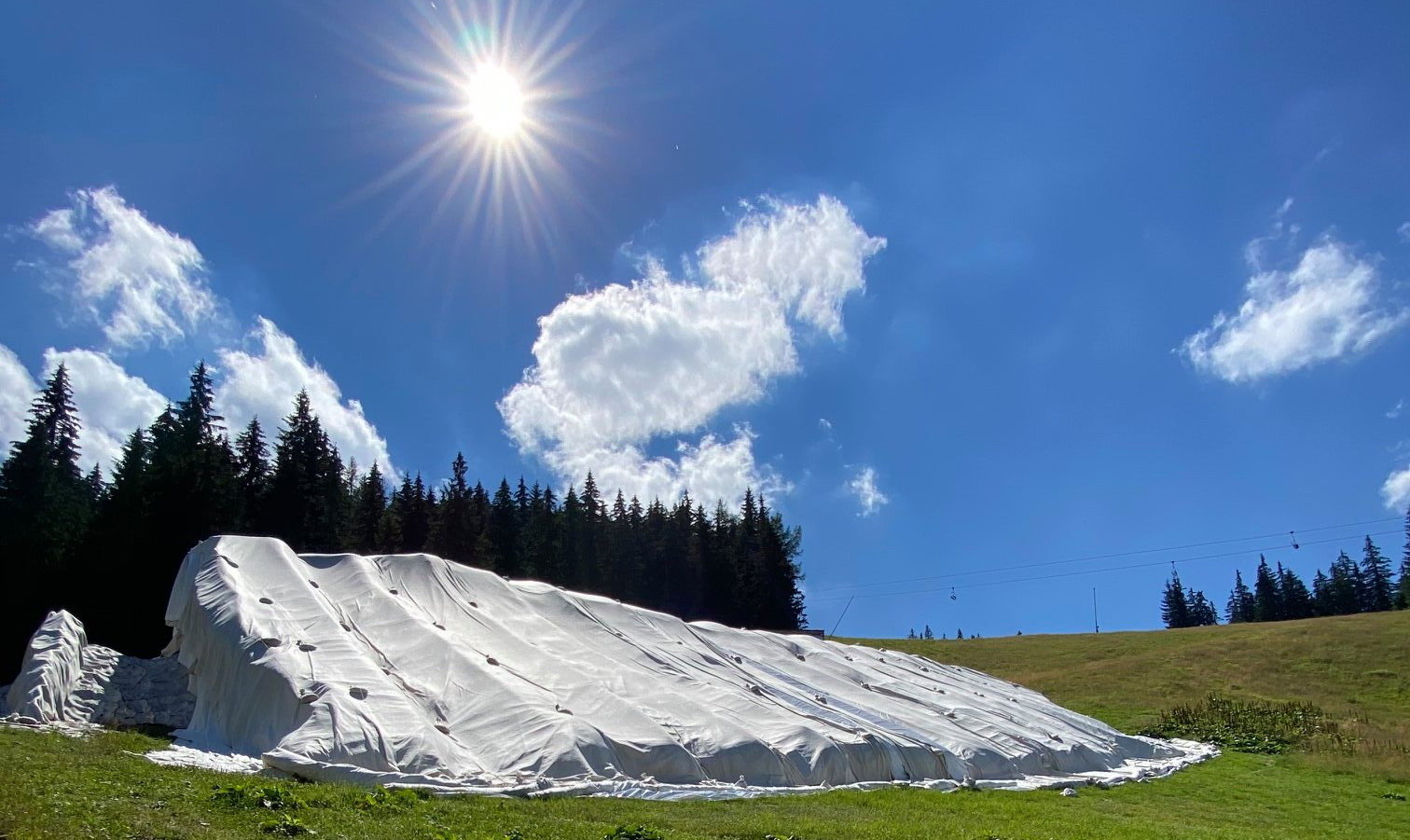Chopok: a tavaszról eltárolt "tavalyi hó" a szeptemberi napsütésben
