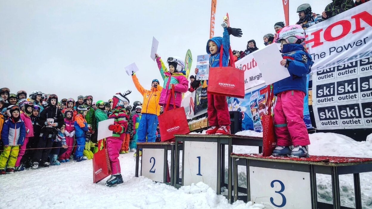 Eredményhirdetés egy korábbi amatőr gyermek síversenyen Donovalyban