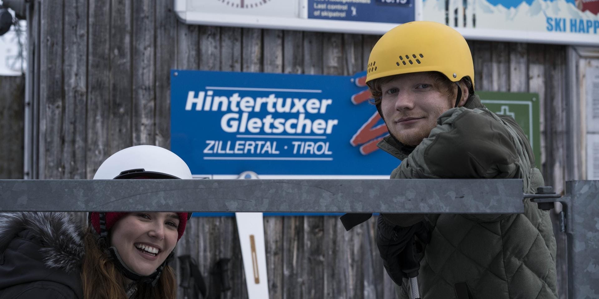 A három főszereplő: Ed Sheeran, Zoey Deutch és a síterep