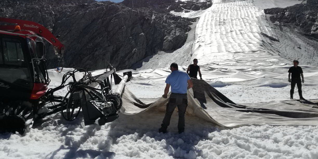 Folyik a fóliacsíkok összeillesztése