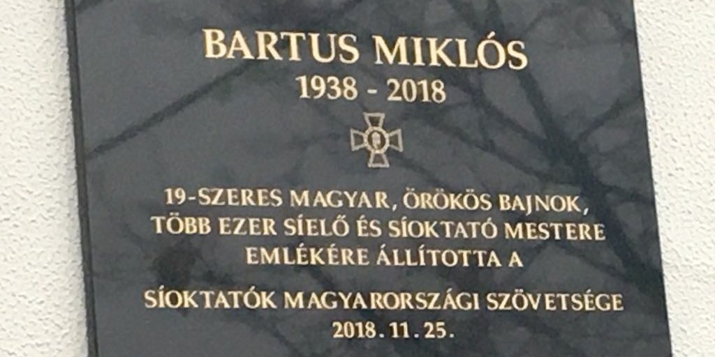 Emléktábla a Normafa síház falán. | Fotó: SMSz