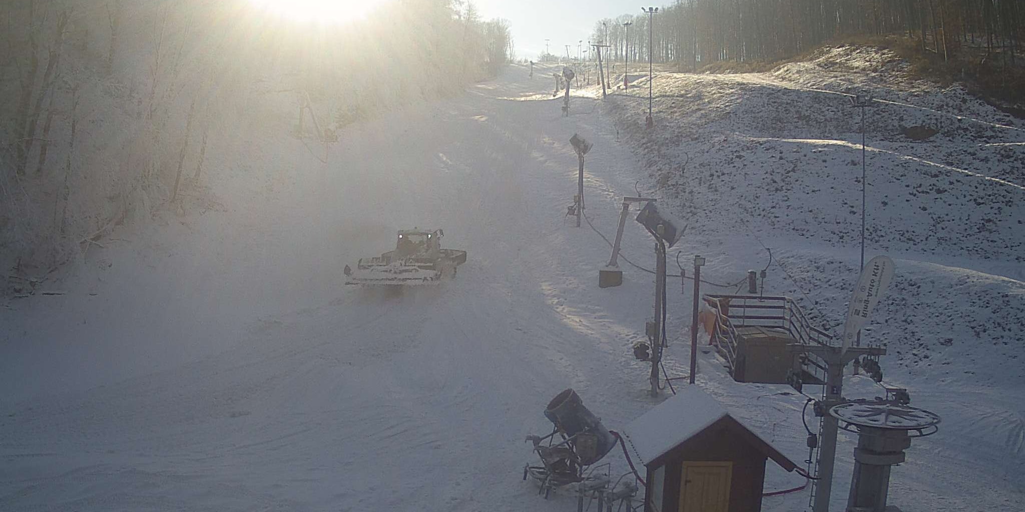 Ratrak készíti elő a pályát (Kép: Időkép webkamera)