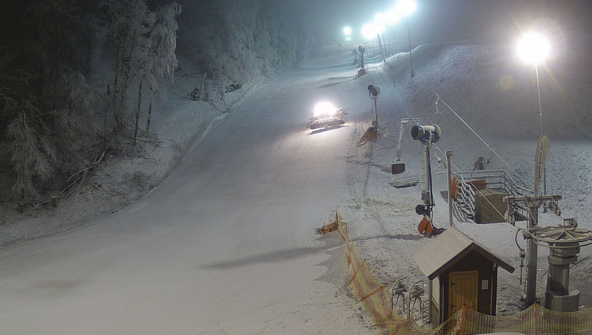 Eplény ma reggel nyitás előtt, végzett a ratrak, jöhetnek a síelők!