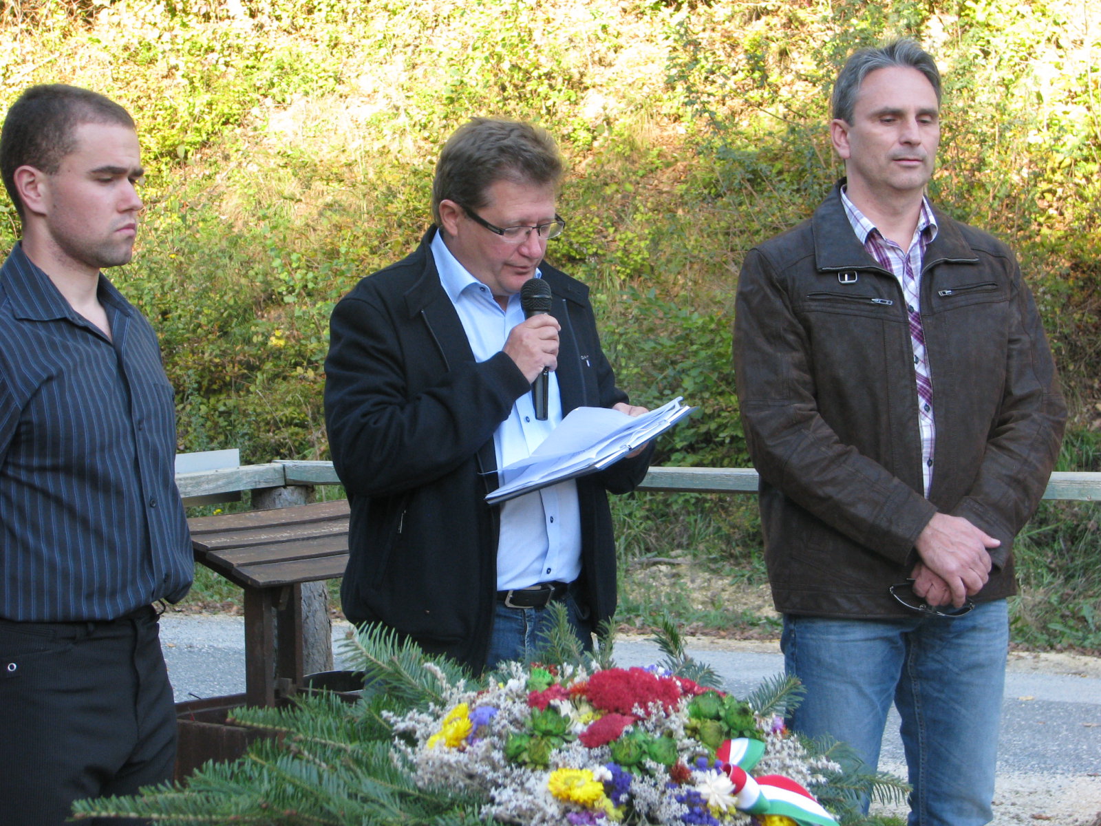 Fehér Gyula avatóbeszédet tart, jobb oldalon ifj. Chernel István képviselte a Chernel családot