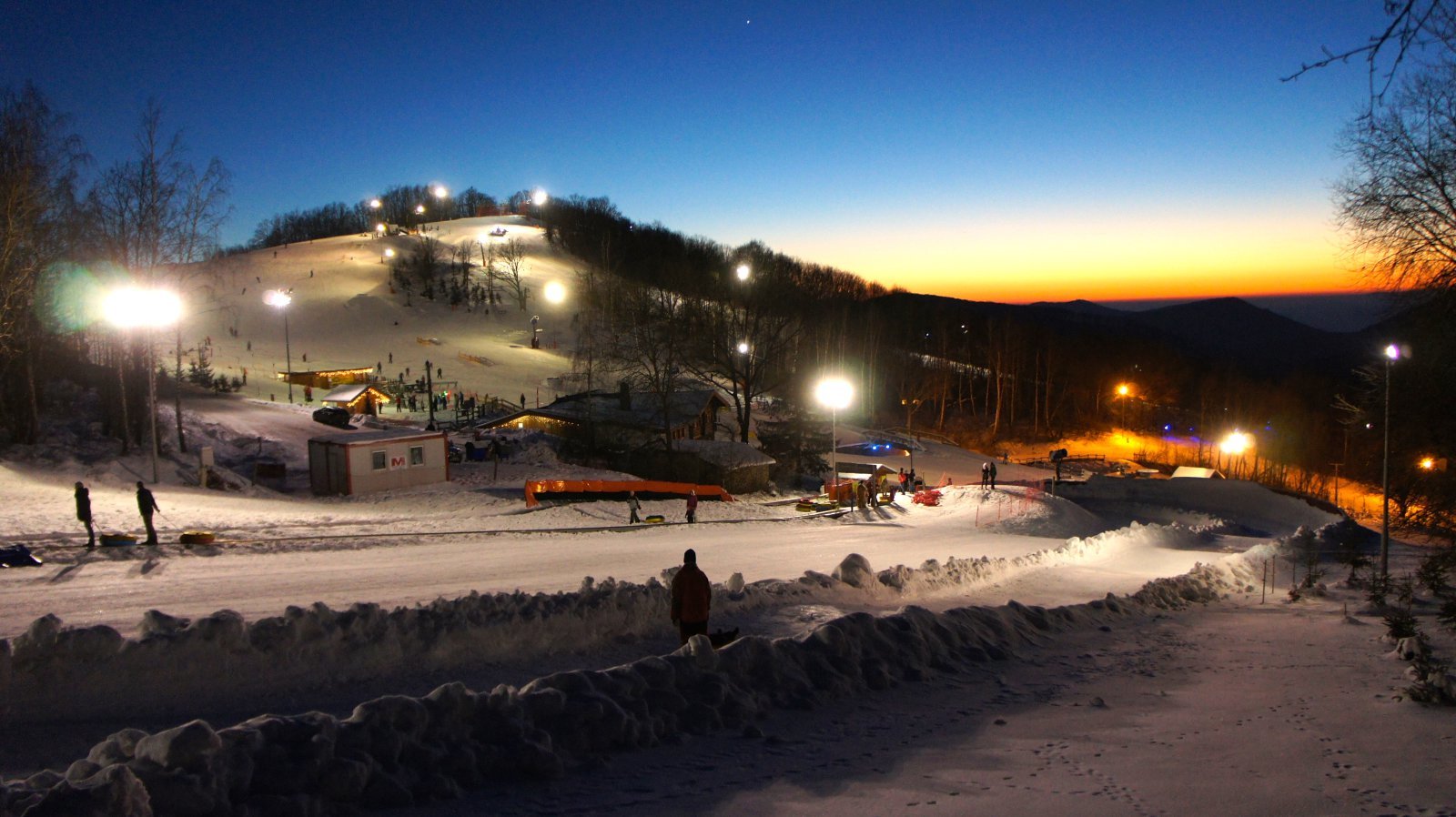 A Mátraszentistváni Sípark esti fényben | fotó: Sípark