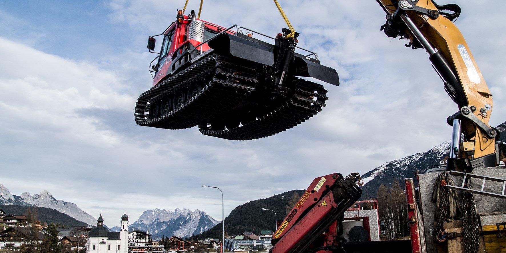 Végre a helyes címre érkezett meg a ratrak! (Kép: Seefeld / Facebook)