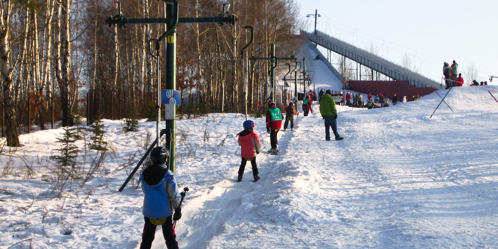 Az egyik lift és háttérben a rámpa