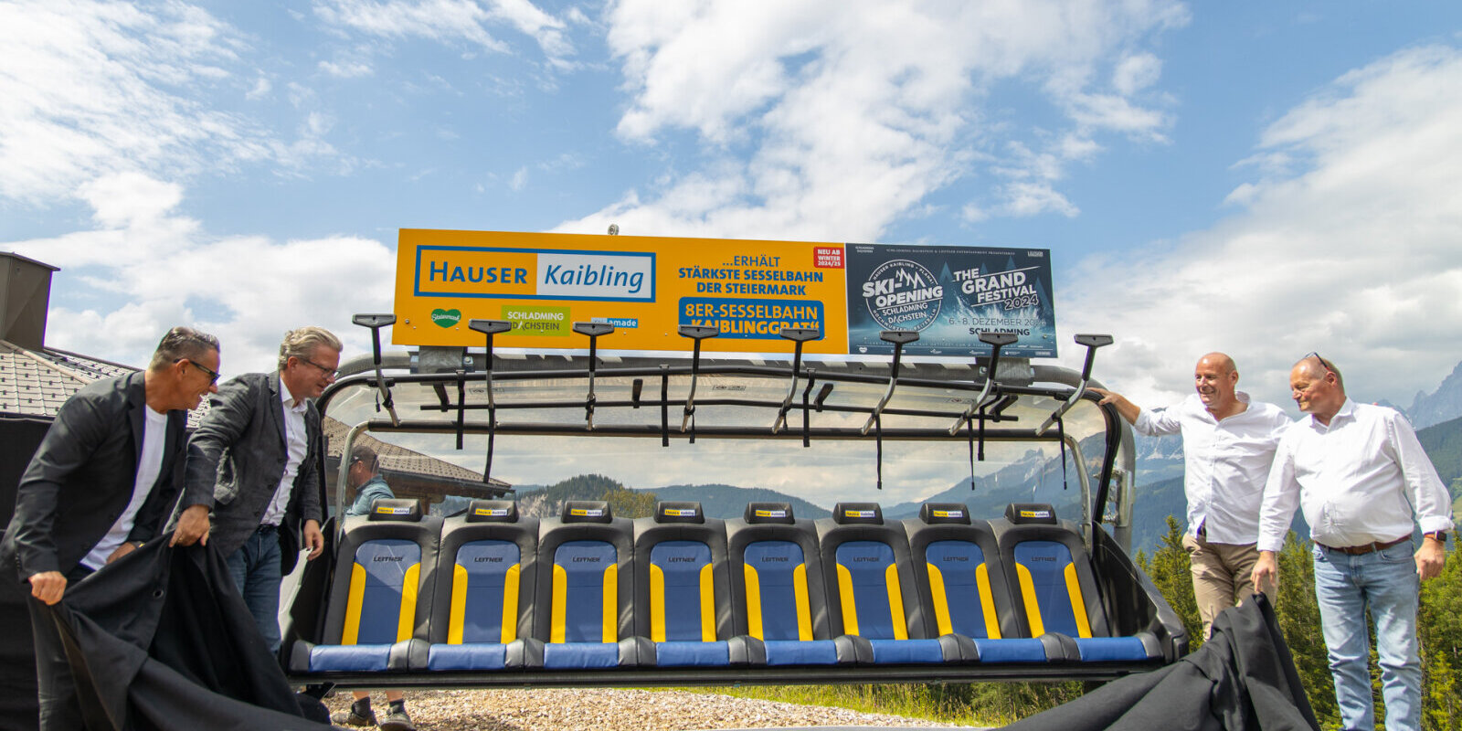 A június 24-i sajtótájékoztatón ünnepélyes keretek között mutatták be az új ülőliftet. Fotó: Vanray