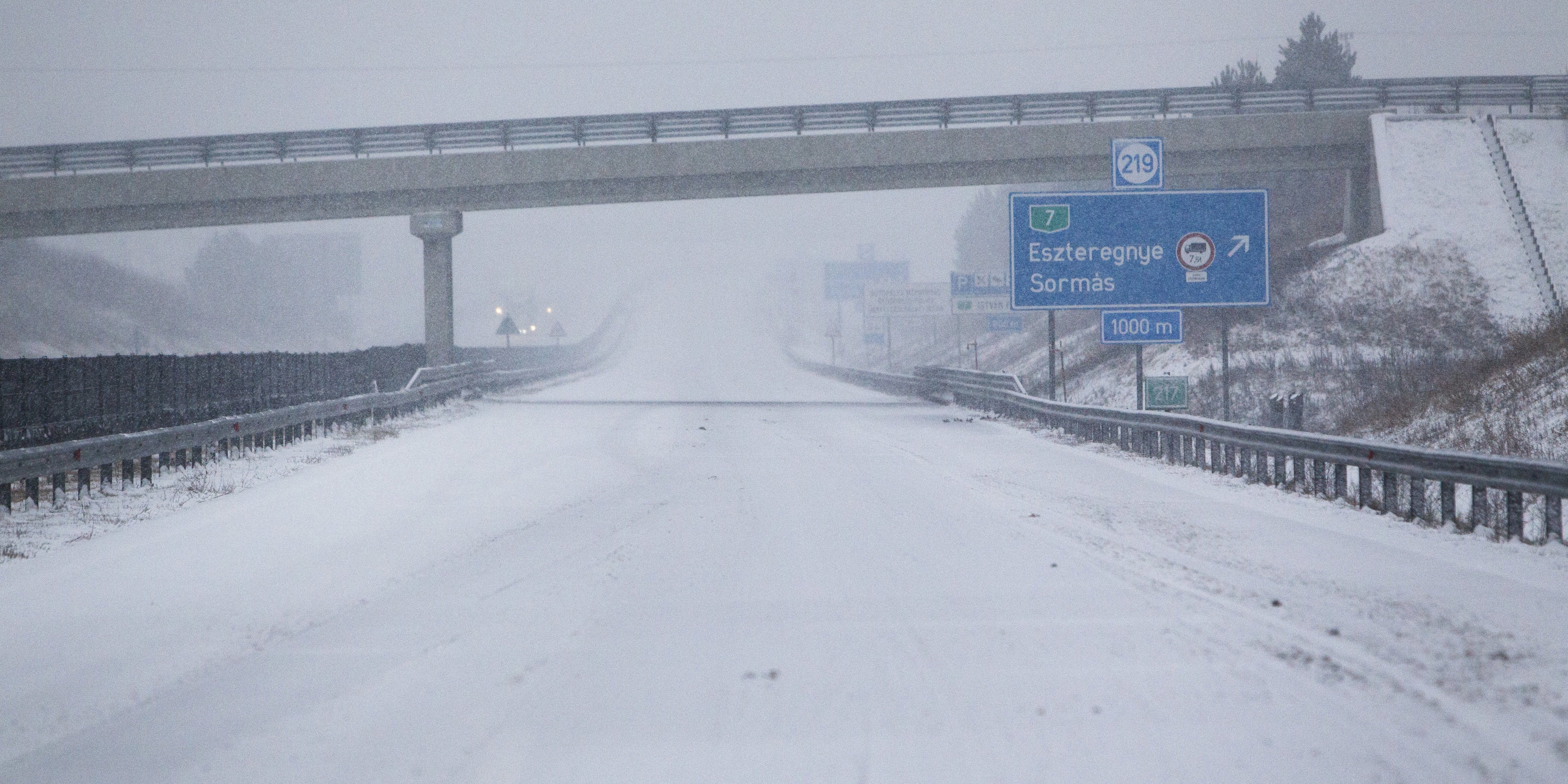 A behavazott M7-es autópálya Sormásnál 2018. február 7-én. MTI Fotó: Varga György