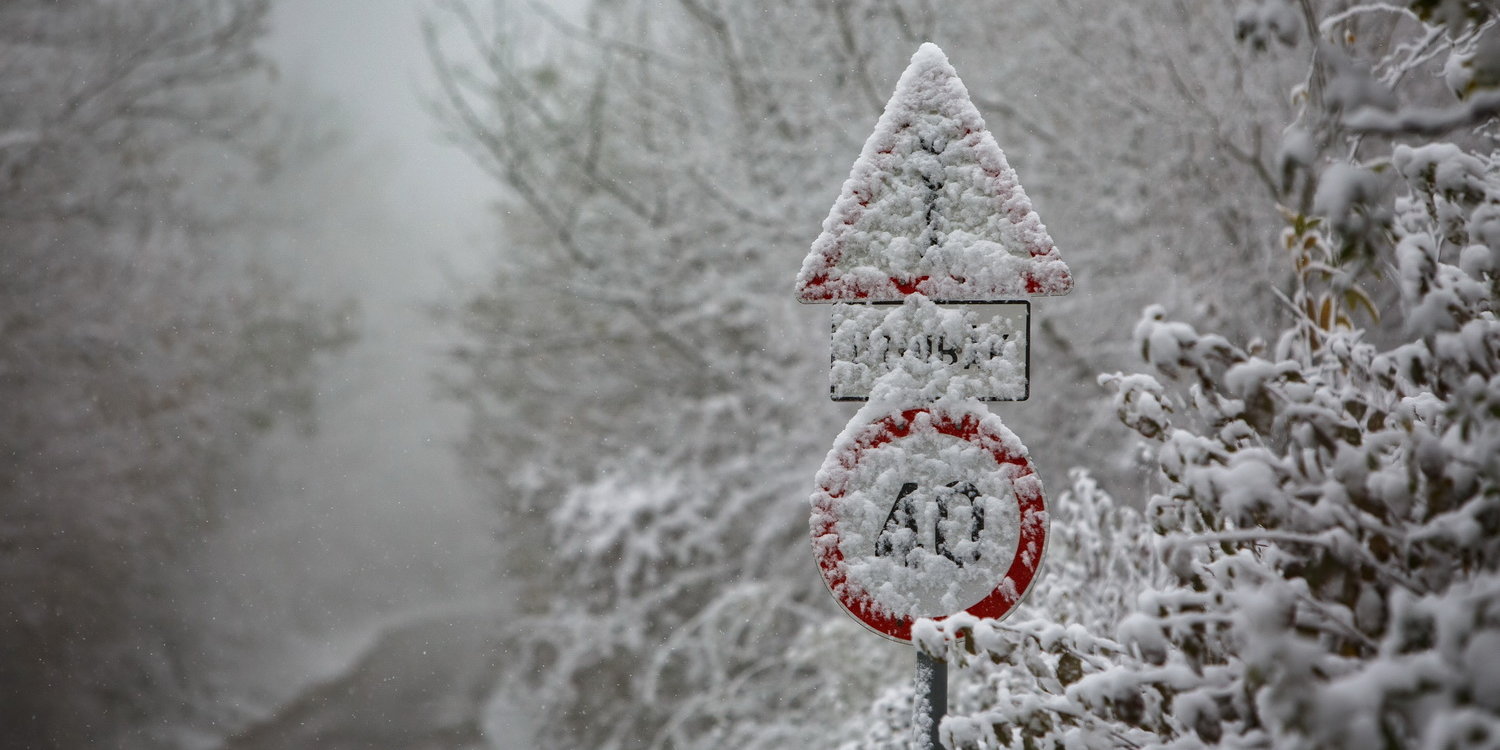Behavazott közlekedési táblák a Zala megyei Újudvar határában 2018. november 19-én. MTI/Varga György