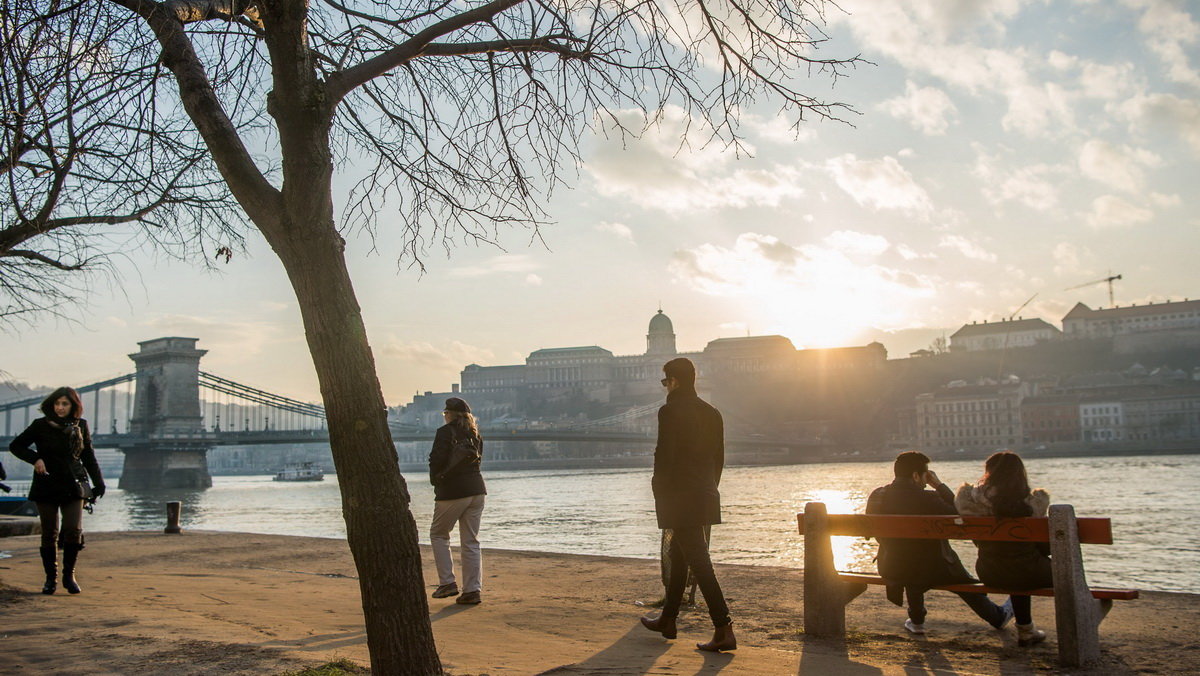 Budapest, 2018. január 6. Járókelők a tavaszias időben. MTI Fotó: Balogh Zoltán