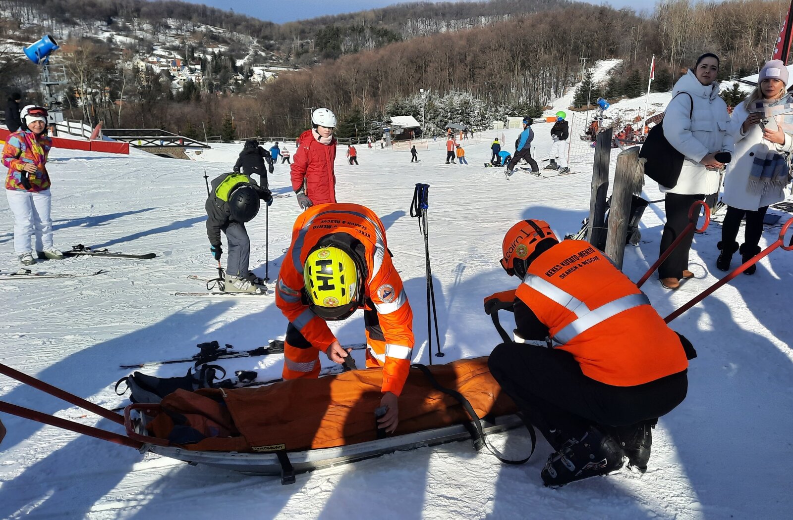 A hegyimentők bemutatót tartottak, ahol egész közelről láthattuk, hogyan kerül be a sérült a "tepsibe" és milyen összehangolt munka kell ahhoz, hogy minél gyorsabban ellátáshoz jusson.