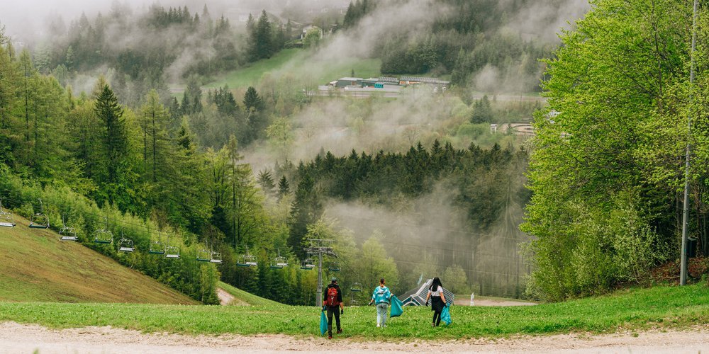 Mi kerül elő a hó alól? Szemétszedés a sípályán. Kép: semmering.com