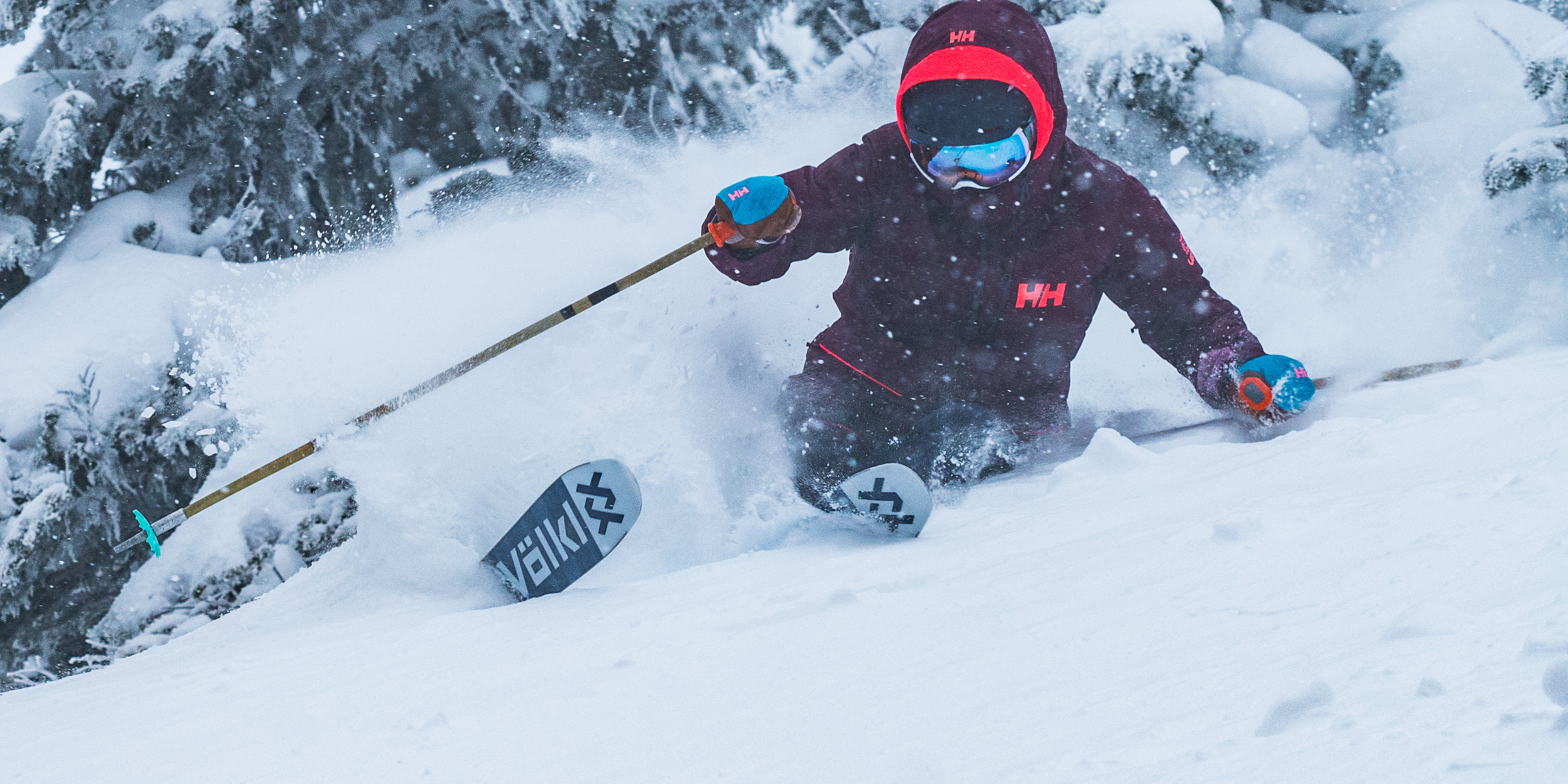 Kaylin Richardson akcióban, viselete: Helly Hansen Aurora Shell Jacket