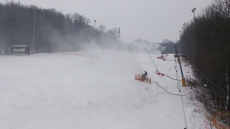 Hol van már a tavalyi (inkább tavalyelőtt) hó? Hóágyúzás 2014 februárjában (Kép: High Hills)
