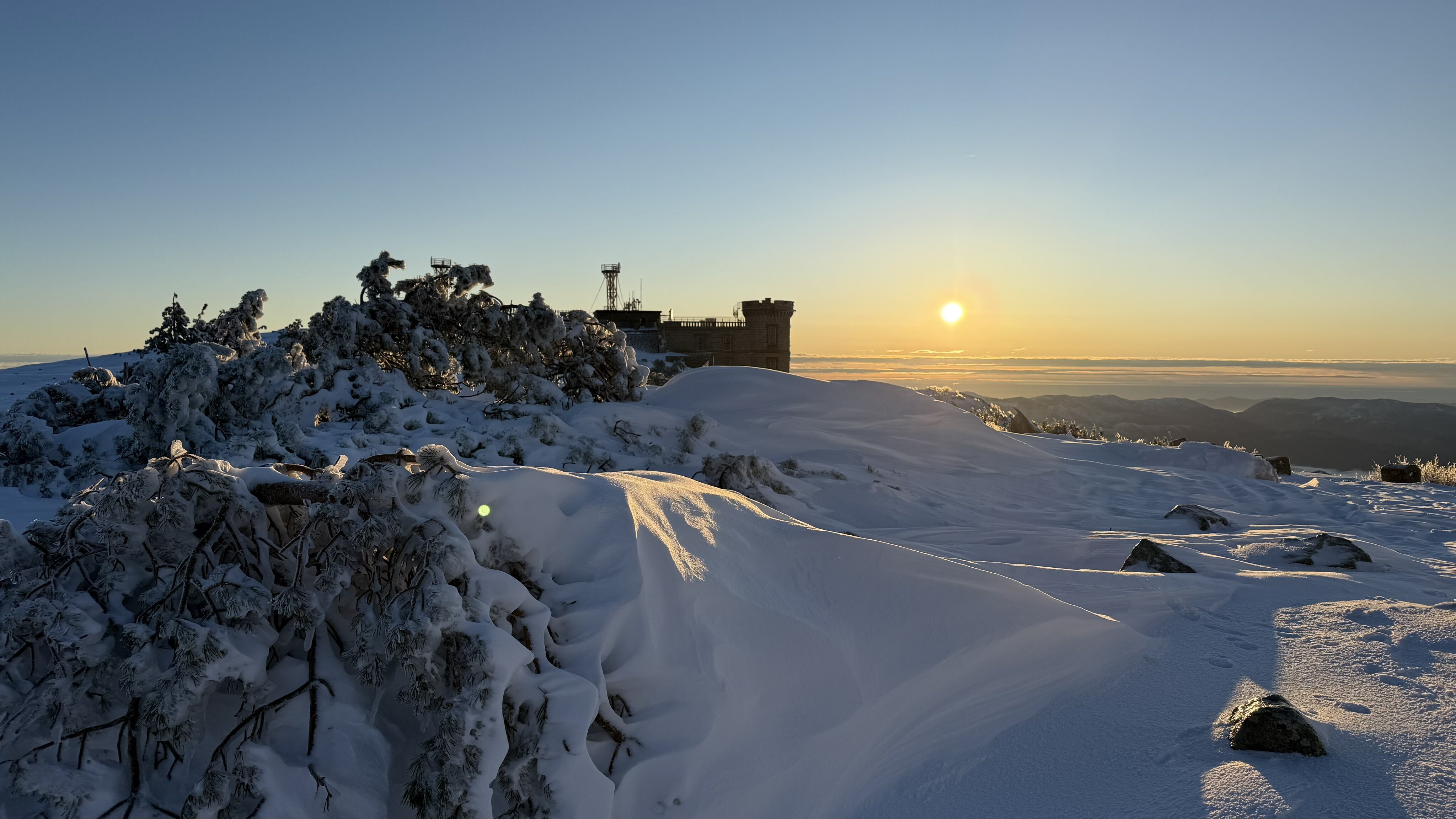 Hétvégi havazás Franciaországban. Havas a Meteo France állomása (Mont-Aigoual - 1567 méter) | Kép: Loïc Spadafora / X