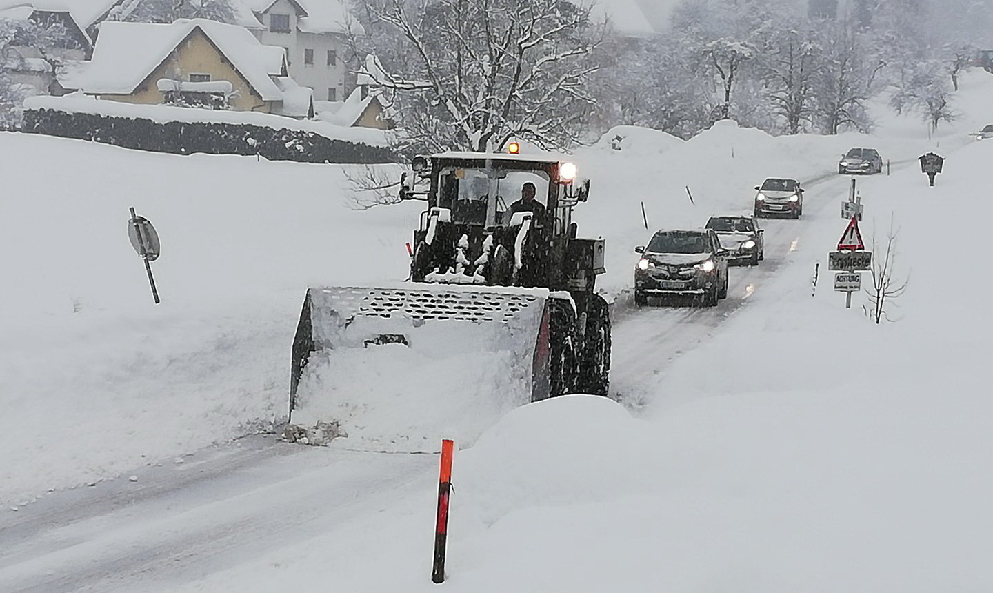 Hókotró mögött jön a konvoj (Kép: Georg Perschl / noen.at)