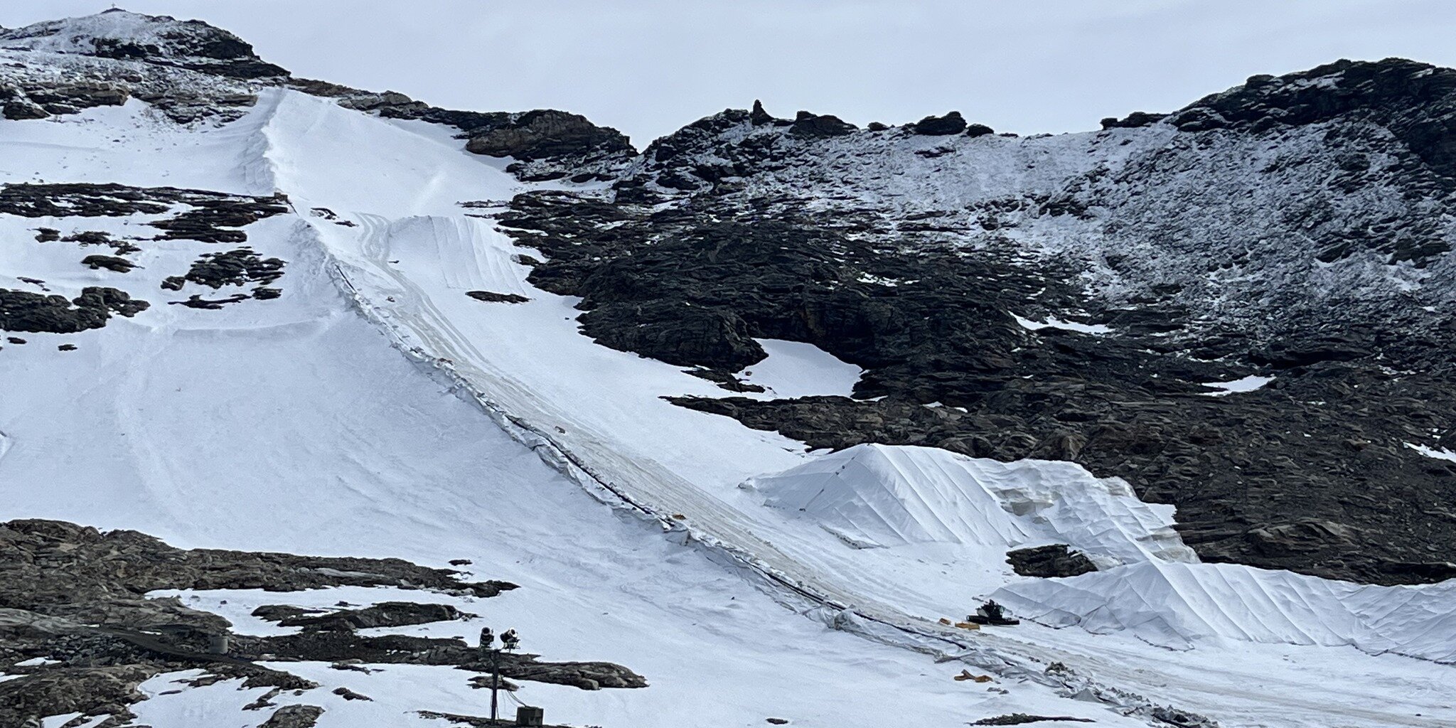 Lefóliázott hókupac a gleccseren | Kép: Mölltaler Gletscher