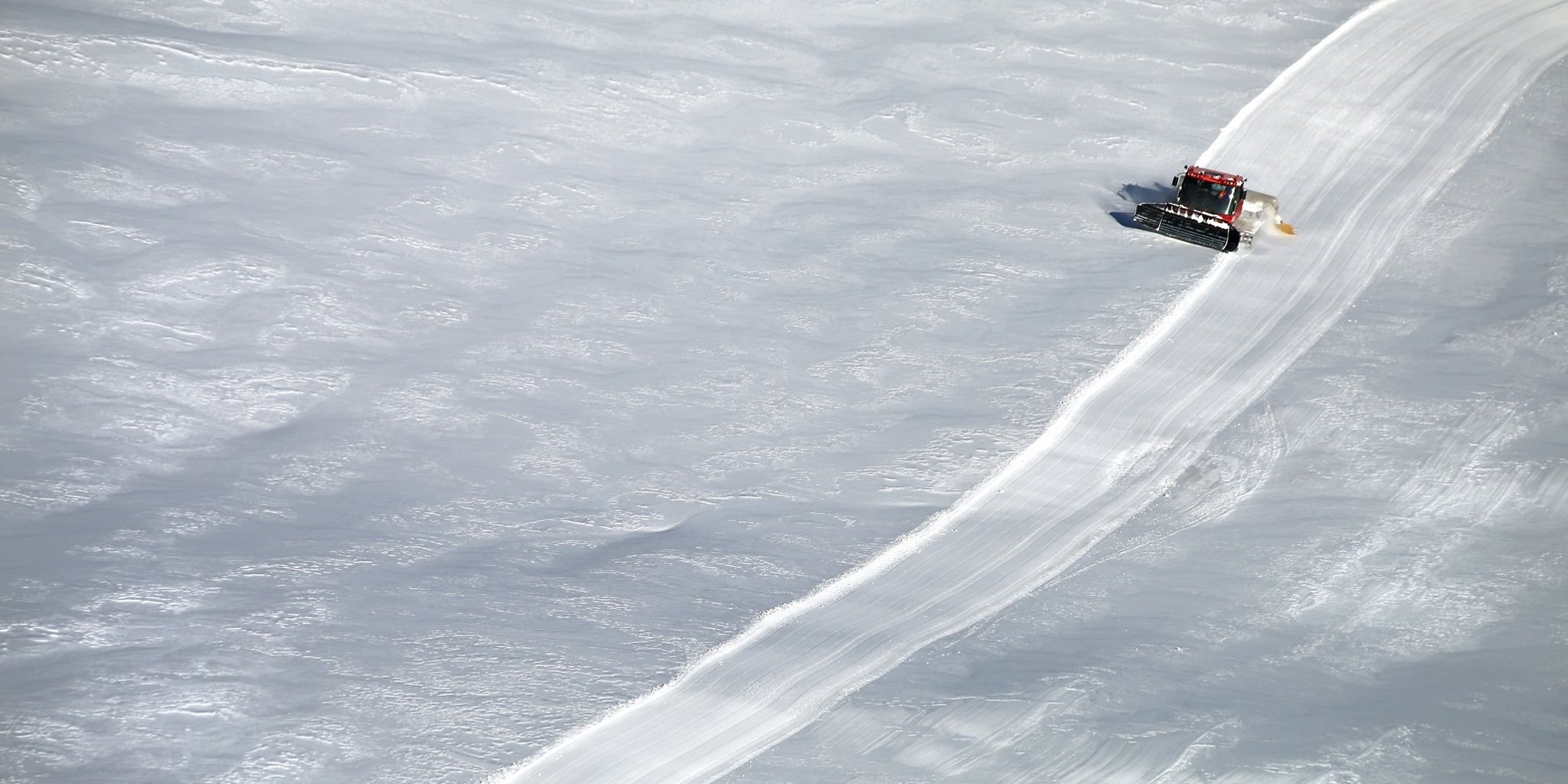 Ratrakolják a pályákat Kaprunban - fotó: Stánicz Balázs (Stani)