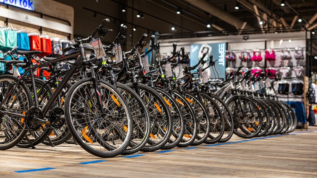 Az Intersportban hatalmas KTM és Genesis kerékpár kínálatból választhatod ki a számodra legmegfelelőbb kétkerekűt.