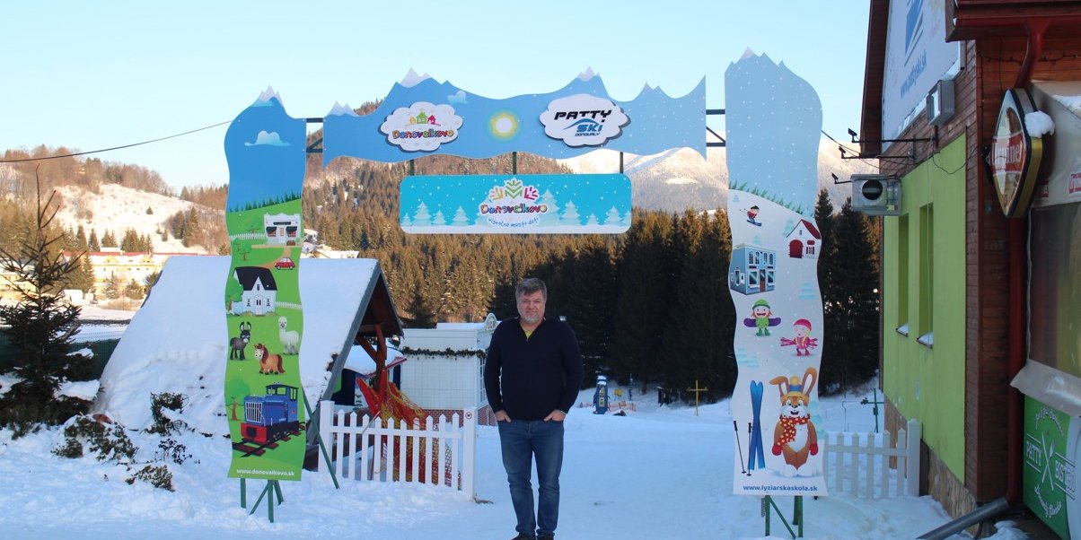 Vajda Botond Donovalyban, a síiskola bejáratánál | Fotó: sielok.hu 2022