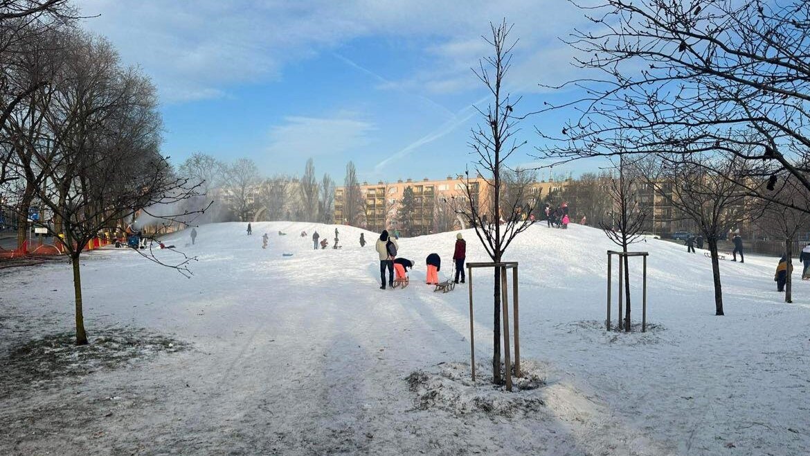 A szolnokiak nagy örömére idén is lehet szánkózni az alföldi városban