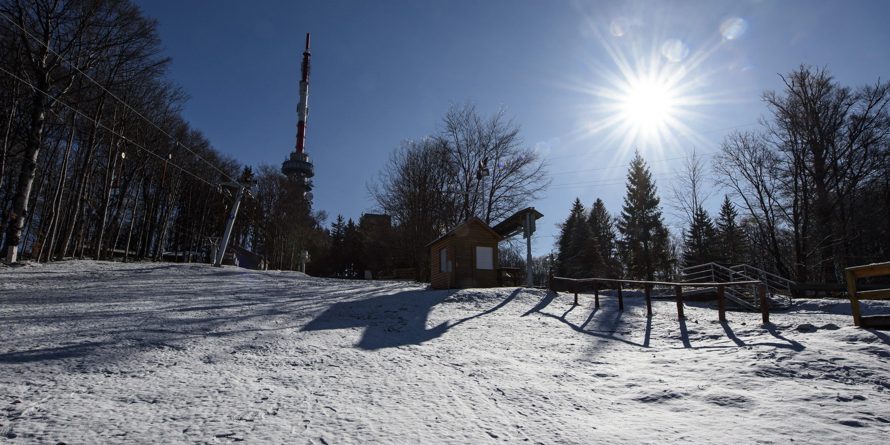 Behavazott hegyoldal a Mátrában a kékestetői tévétoronnyal 2020. március 22-én. MTI/Komka Péter