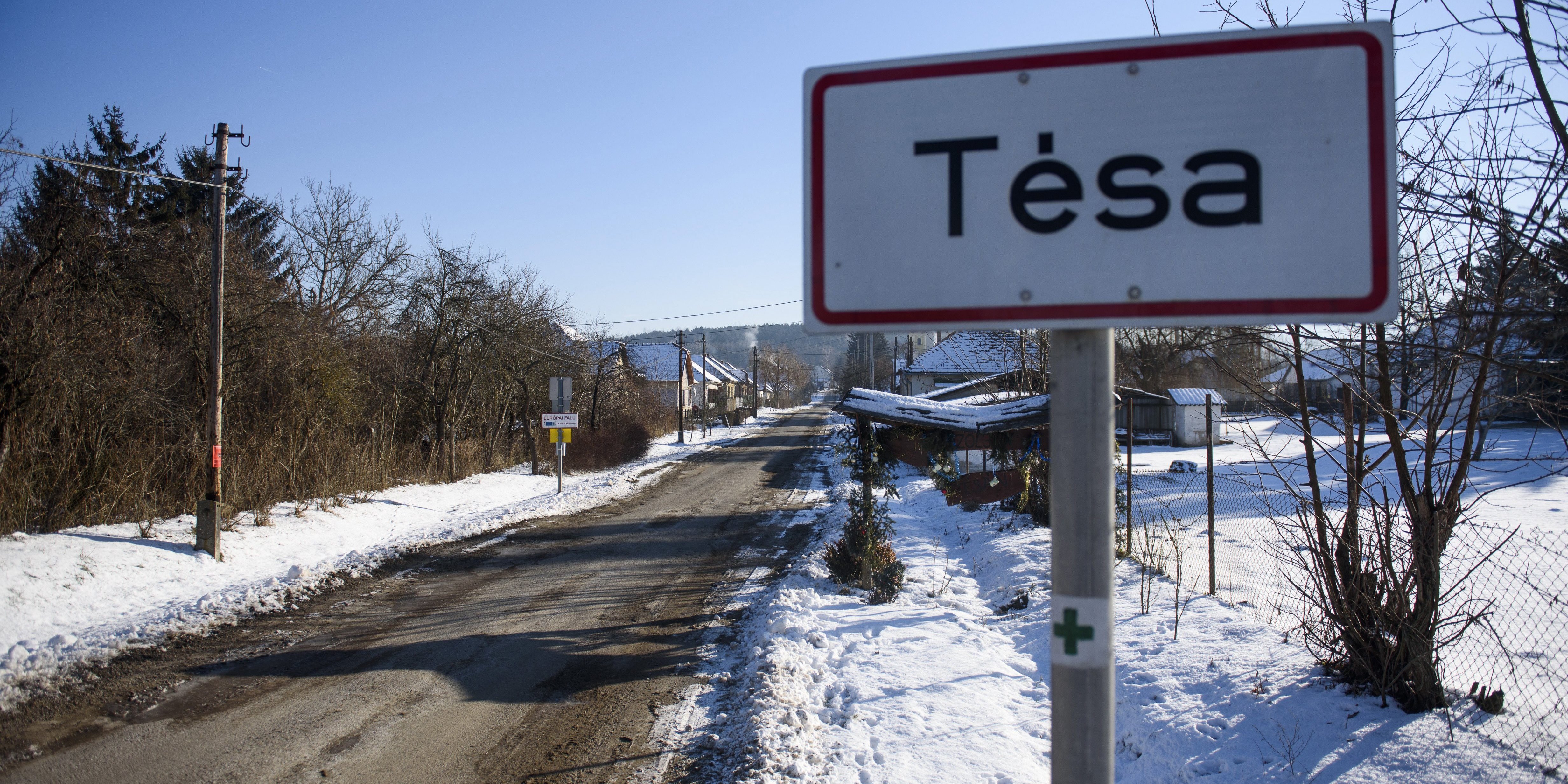 Helységnévtábla Tésa határában 2017. január 8-án. MTI Fotó: Komka Péter