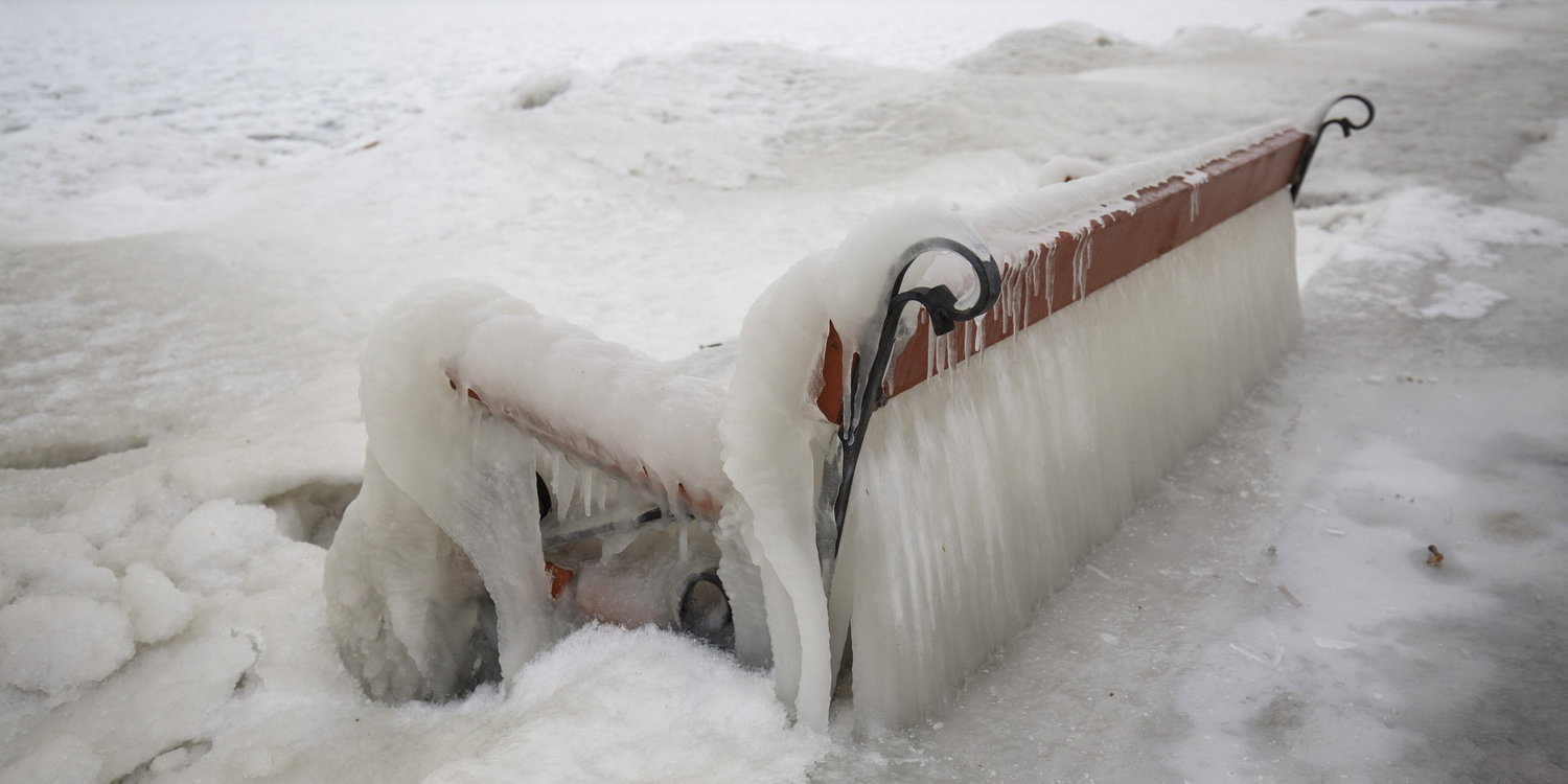 Jégcsapok lógnak egy padról a balatonfenyvesi Balaton-parton 2018. február 26-án. MTI Fotó: Varga György