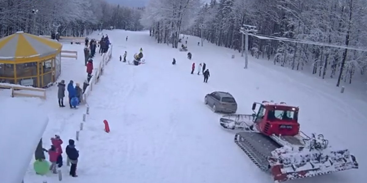 Webkamera felvétele, amikor kihúzzák a kocsit a sípályáról