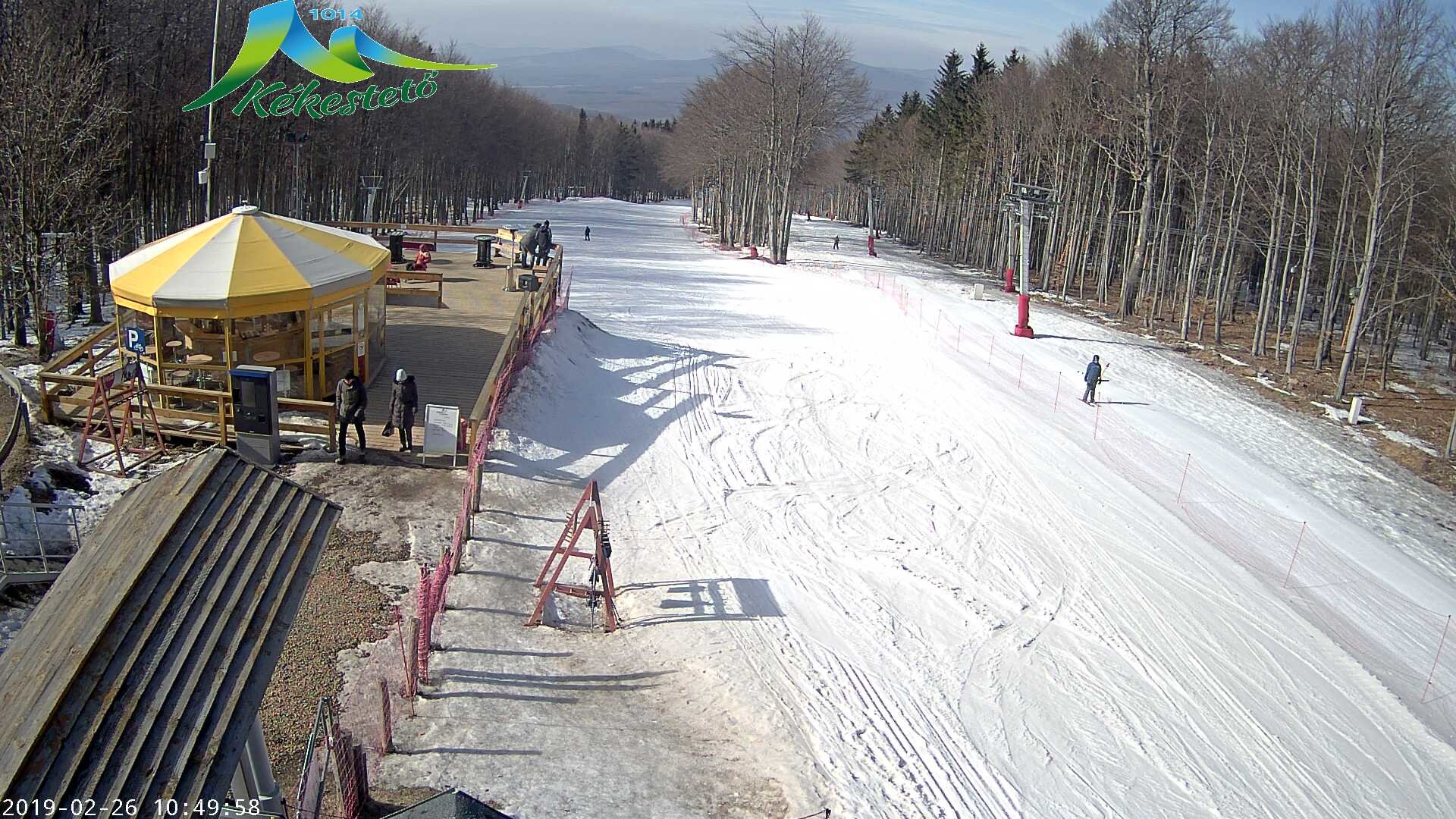 Webkamera. Kékestető tegnap. A pálya még bírja, de kevés a síelő.