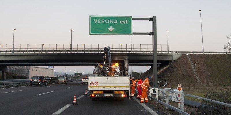 Verona, 2017. január 21. Az előző napon este történt buszbaleset helyszíne az A4-es autópályán az észak-olaszországi Veronánál. MTI Fotó: Varga György