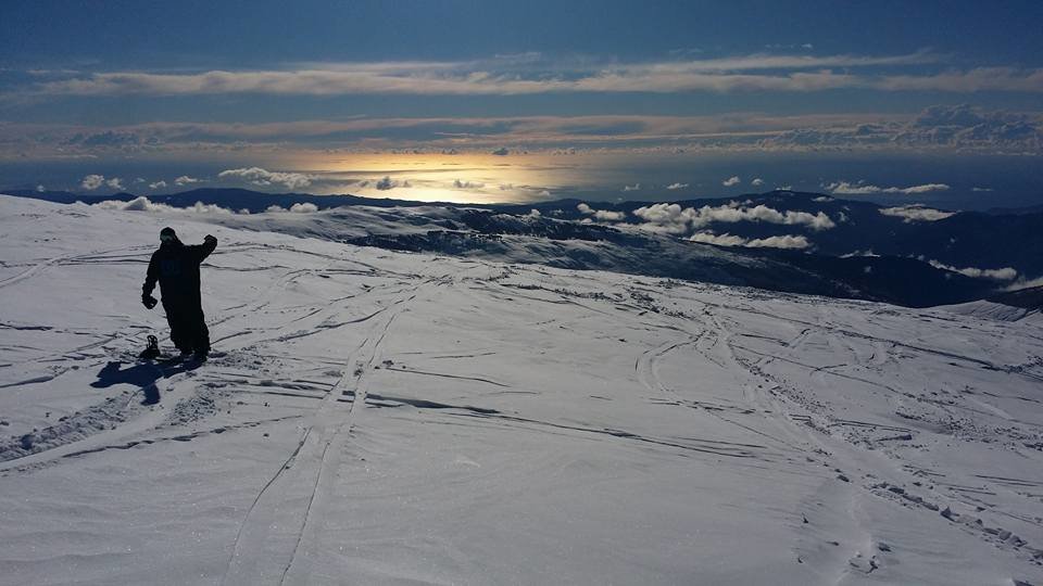 Háttérben a Földközi-tenger fénylik - Fotó: Nevasport