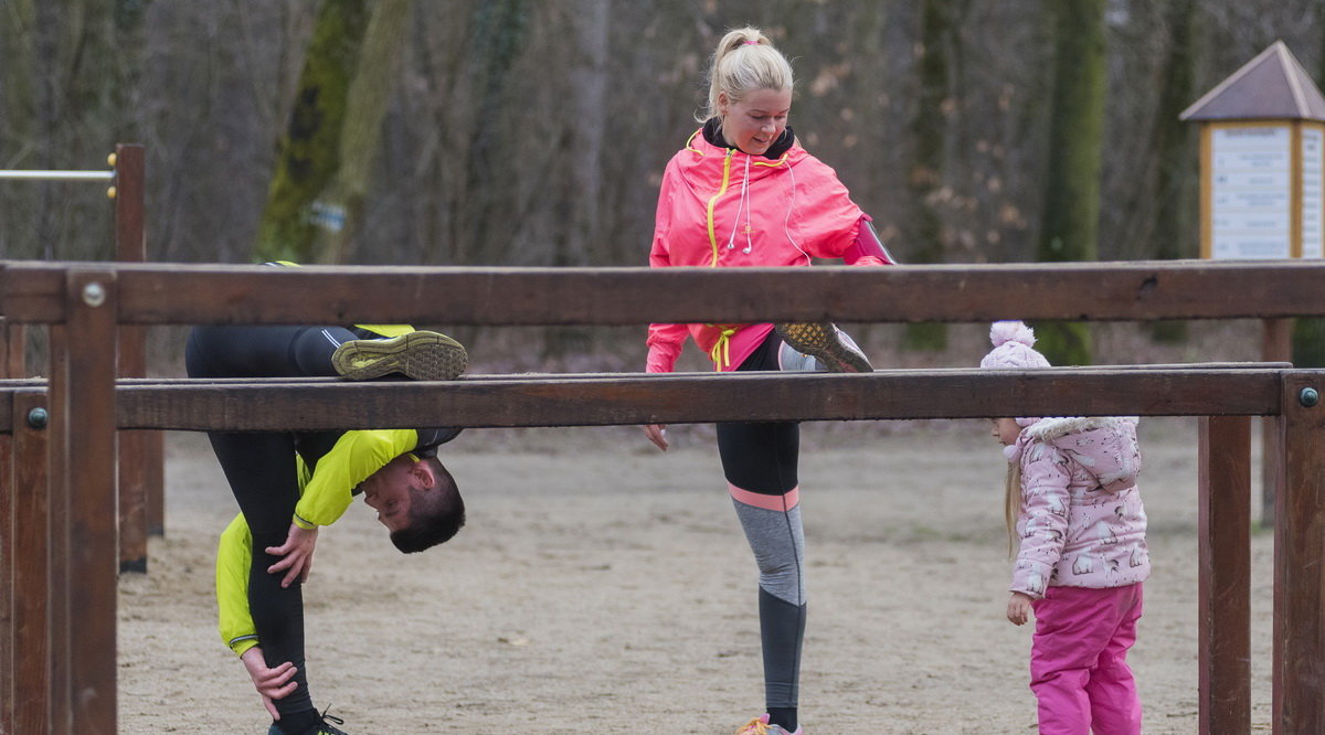 A szokatlanul enyhe időben egy család nyújt a futás után a sóstói erdőben Nyíregyházán 2018. január 7-én. MTI Fotó: Balázs Attila