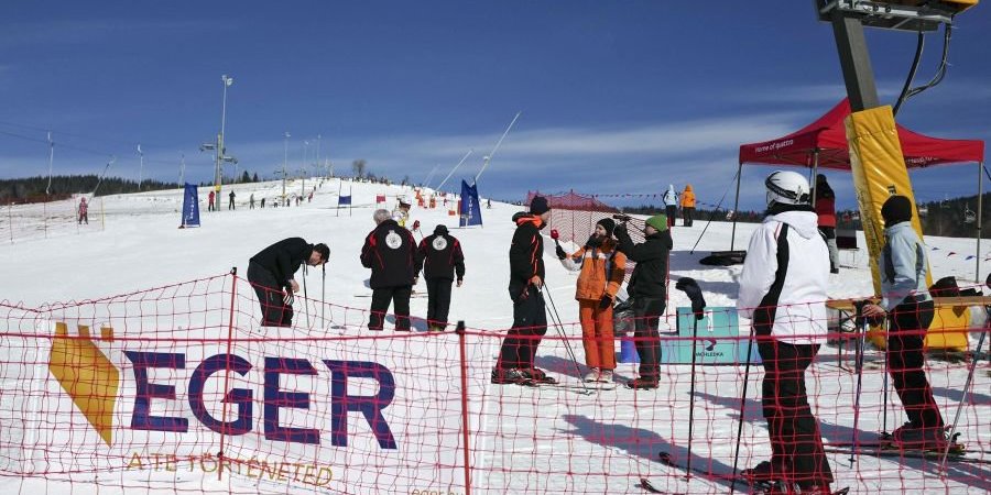 Készül a pálya a síversenyre | Foto: Szántó György