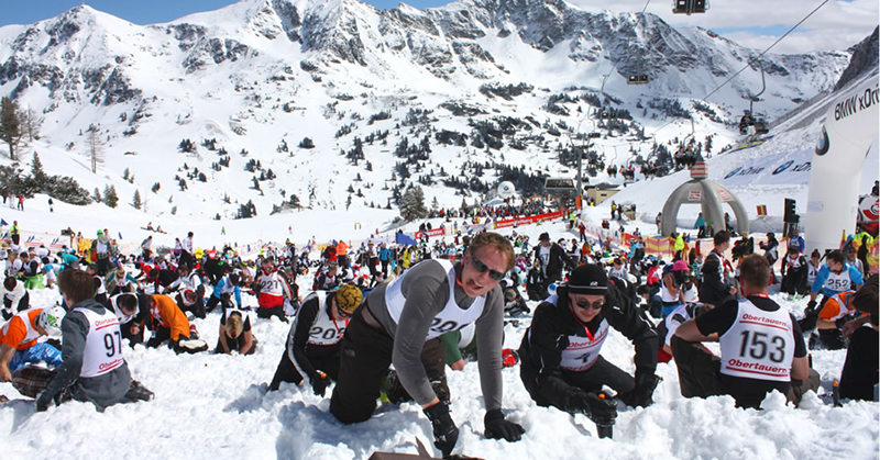 Kincskeresés Obertauernben - a versenyzők egy ásó segítségével kutathatnak a 30 db ajándékot rejtő ládika után