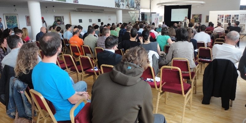 A konferencia helyszíne a Külső-Váci úti VOLVO szalon volt.