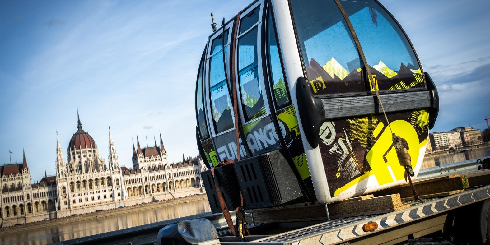 Háttérben a Parlament (Kép: www.fundango.hu)