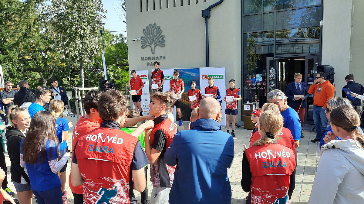 Nyílt síroller verseny eredményhirdetése 2022-ben. A kép a szezonnyitó családi sínapon készült a Normafánál. Fotó: sielok.hu