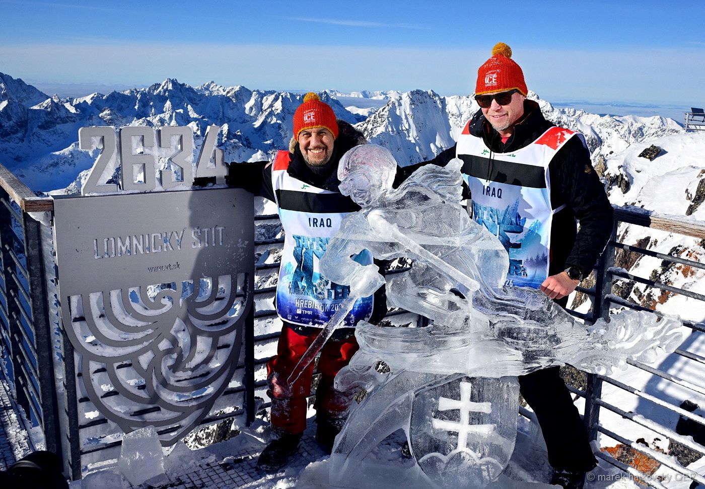 Iraki jégszobrászok faragták ki Petra Vlhová, szlovák síbajnok szobrát a Lomnici-csúcson