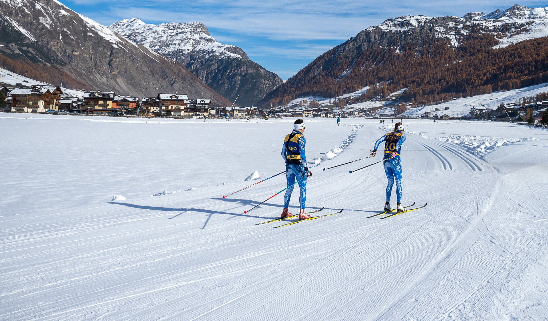 Remek körülmények a pályák, havas hegyek a távolban