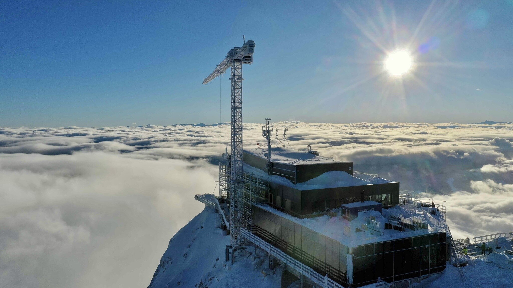 A felhők felett. Téli kép az építkezésről.