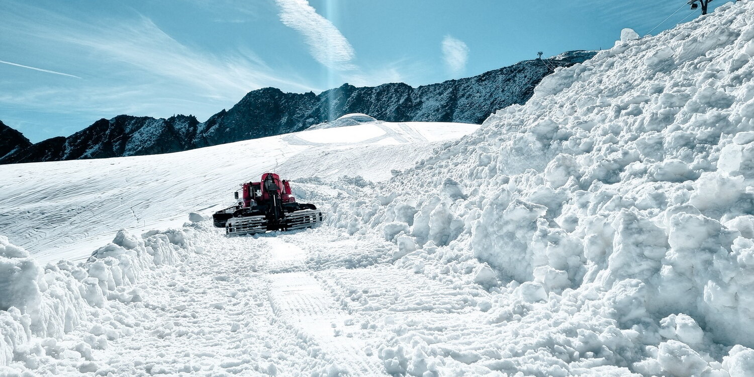 Ratrak teríti szét a hatalmas hókupacokat