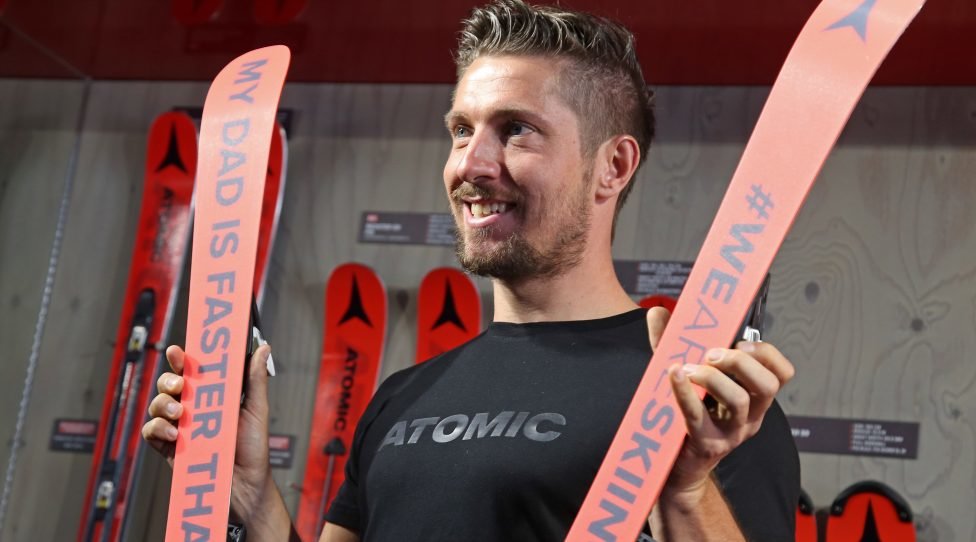 A büszke apa. A gyerekléc talpán a felirat: "My dad is faster than yours". (Kép: Atomic)