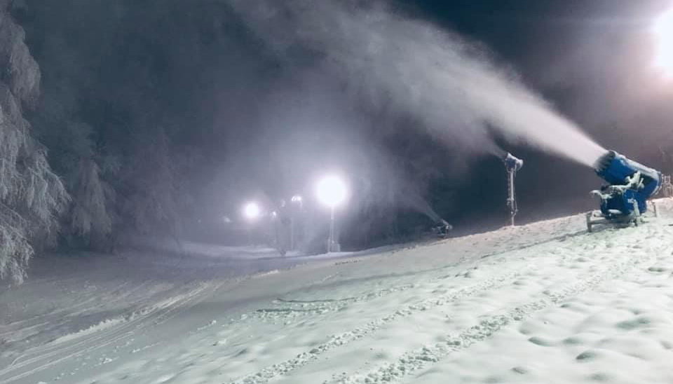 Eplényben napok óta gyártják a havat a hóágyúk