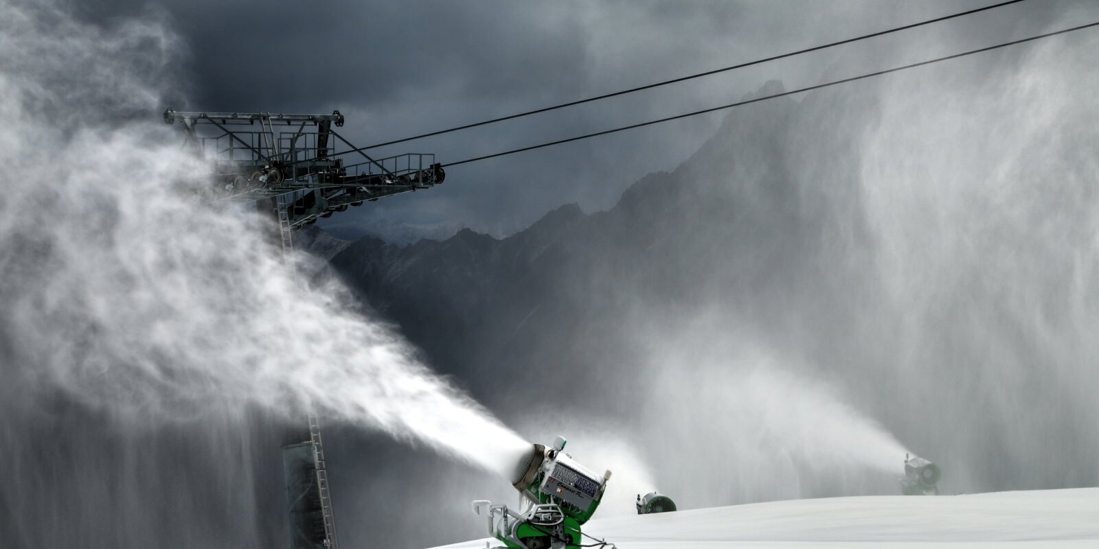 Beindultak a hóágyúk a gleccsereken - Fotó: Stánicz Balázs (Stani)