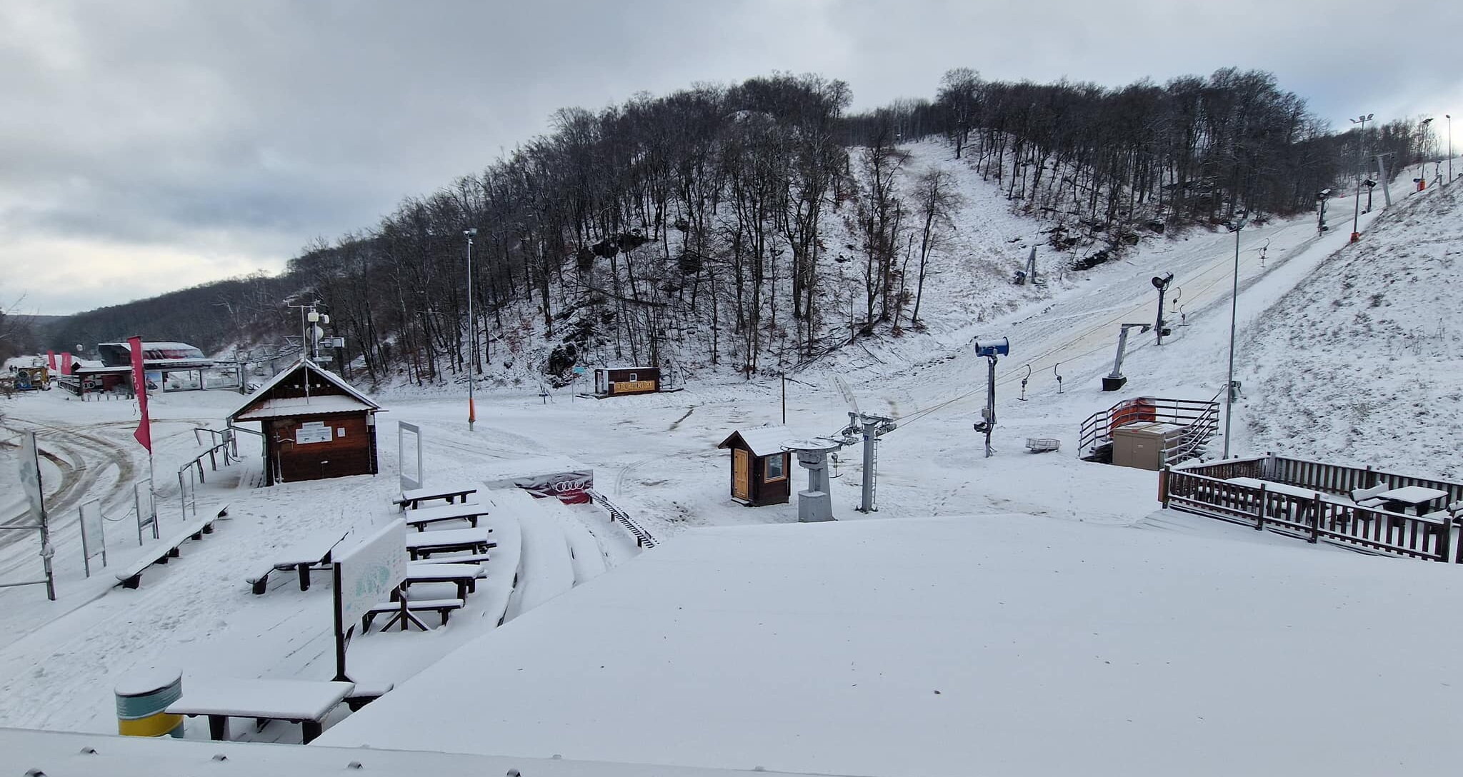 Nem sok havas nap volt idén, pedig biztatóan indult a szezon: a kép 2022. december 11-én készült Eplényben. | Fotó: Síaréna Vibe Park