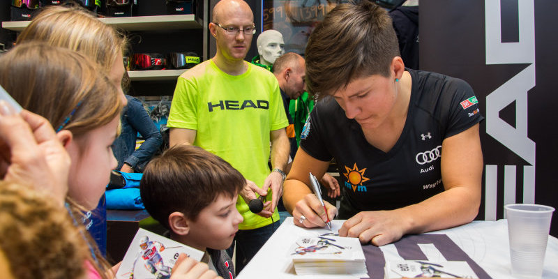 Miklós Edit autogramot ad