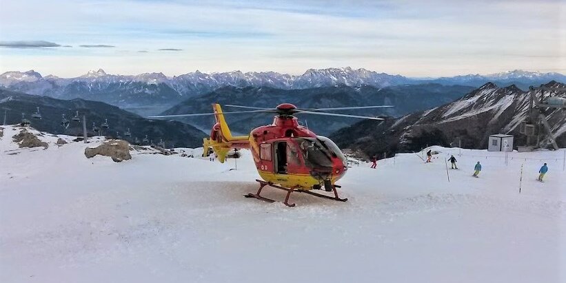 Mentőhelikopter Kaprunban, a Kitzsteinhorn-gleccseren