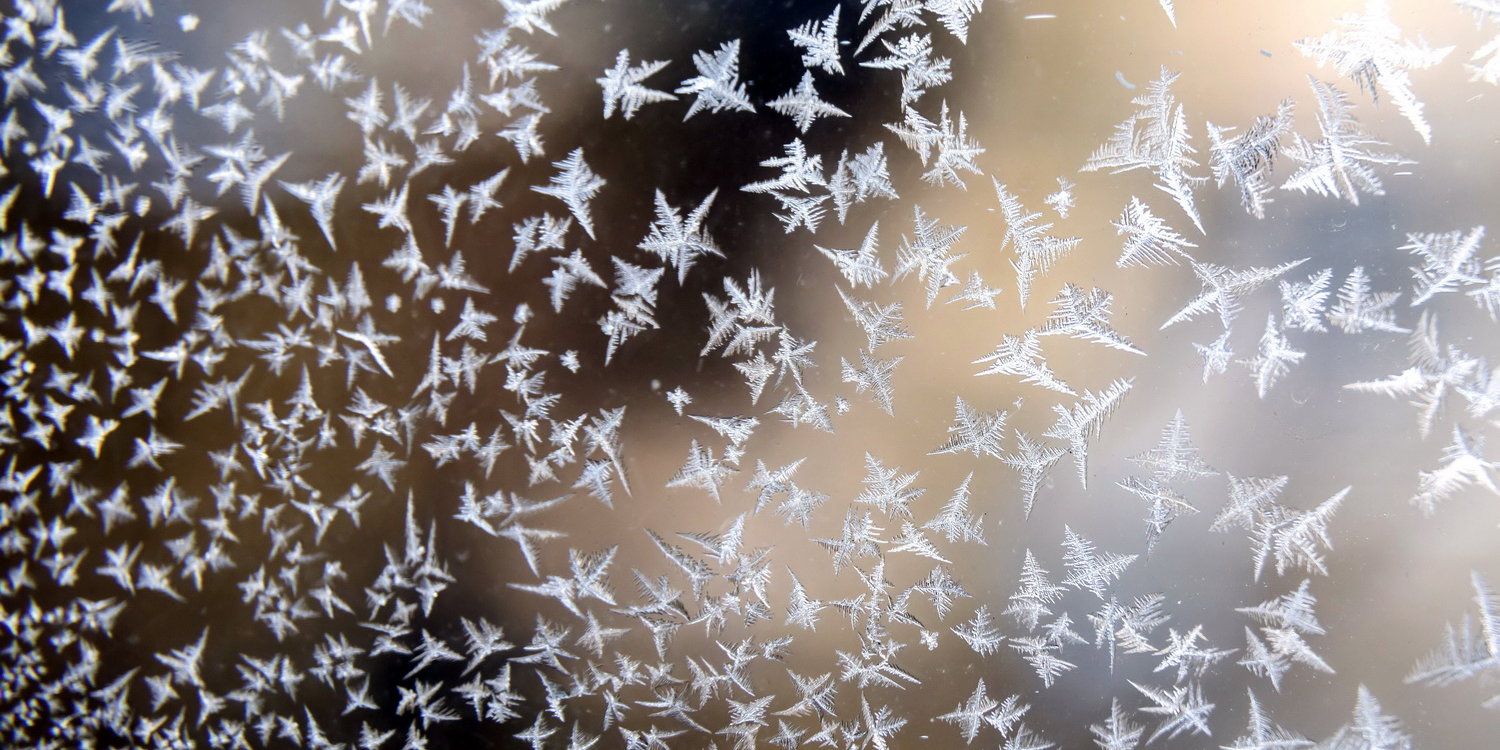 Jégvirágok egy fővárosi II. kerületi lakás ablakán 2018. március 1-jén. MTI Fotó: Mohai Balázs